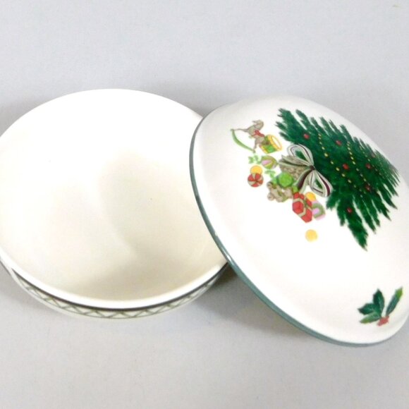 Christmas Story by Mikasa Round Candy Box 4 1/2" Tree Presents Discontinued - Picture 8 of 13